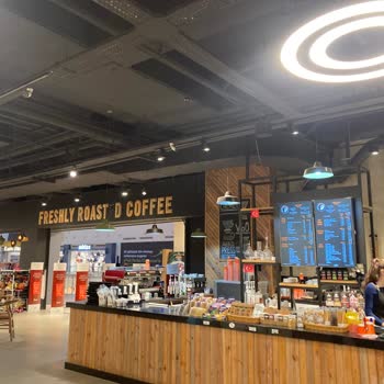 Penguen Cafe'de Böcekli Kek Ve Kaba Davranış