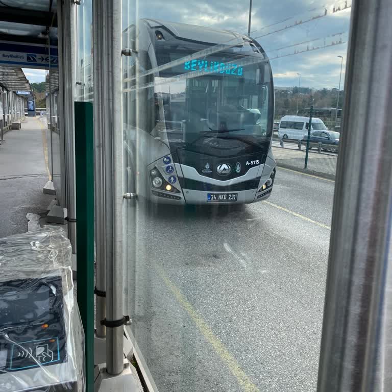 Metrobüs Durağında Zorunlu Yolculuk: Şoförün Dikkatsizliği