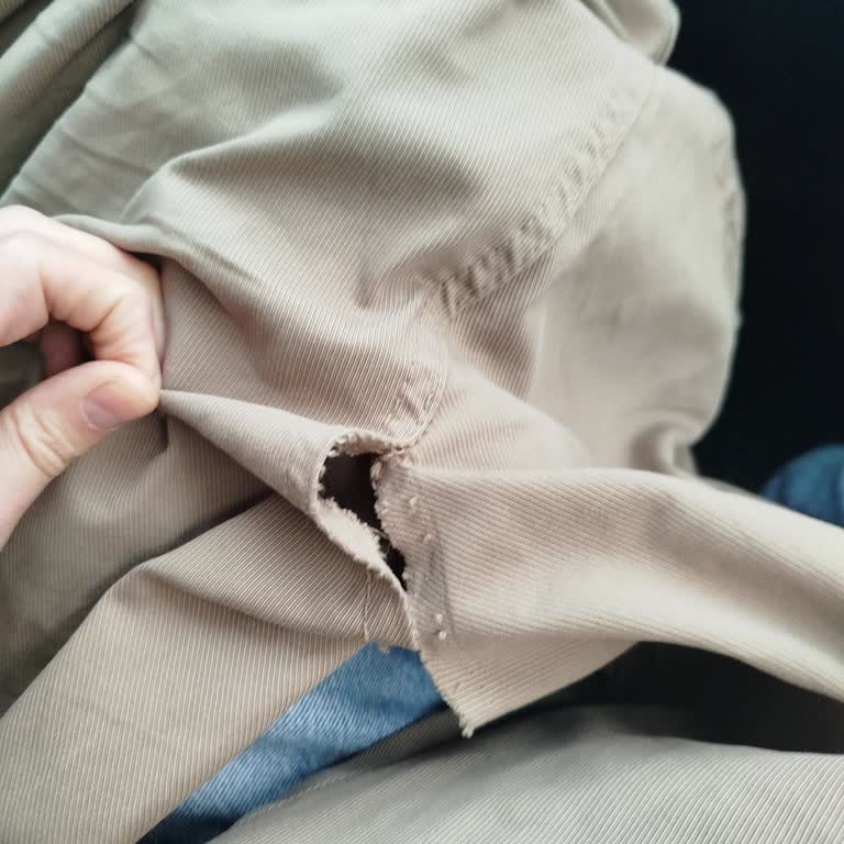 İlk Kullanımda Yırtılan Kot Ve İlgisiz Müşteri Hizmetleri