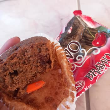 Kek İçinden Çıkan Plastik Parça Tehlikesi