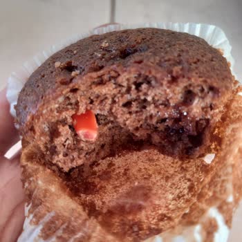 Kek İçinden Çıkan Plastik Parça Tehlikesi