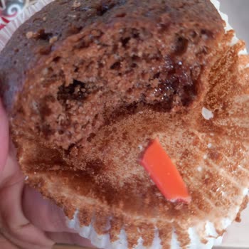 Kek İçinden Çıkan Plastik Parça Tehlikesi