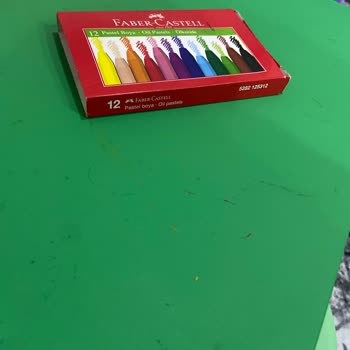 Çocuk Masası Üzerinde Silinmeyen Pastel Boya Lekeleri