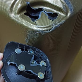 Öğrenci Bütçesiyle Alınan Valiz Düz Yolda Kırıldı