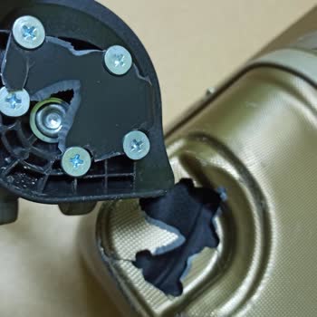 Öğrenci Bütçesiyle Alınan Valiz Düz Yolda Kırıldı