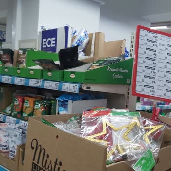 Market İçinde Hijyen Skandalı: Ürünlerin Üzerinde Kedi