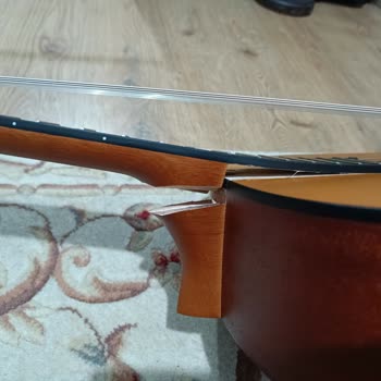 Kırık Gitar Ve İlgisiz Müşteri Hizmetleri
