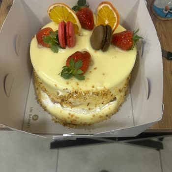 Dağılan Doğum Günü Pastası Ve Yetersiz Çözüm