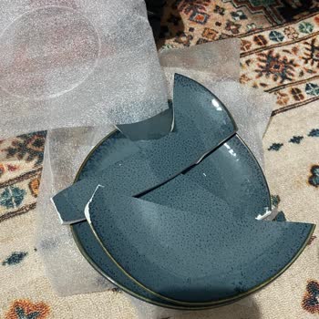 Kırık Yemek Takımları Ve İlgisiz Müşteri Hizmetleri