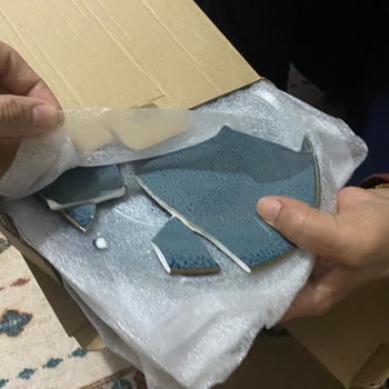 Kırık Yemek Takımları Ve İlgisiz Müşteri Hizmetleri