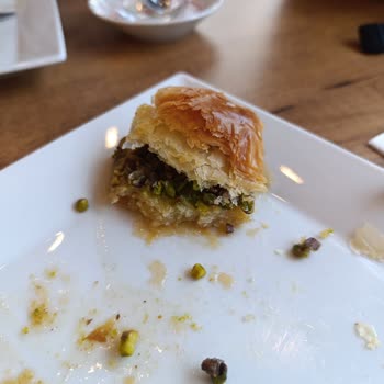 Güllüoğlu'nda Taze Olmayan Tatlı Deneyimi