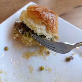 Güllüoğlu'nda Taze Olmayan Tatlı Deneyimi