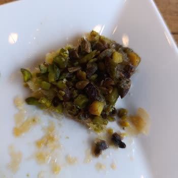 Güllüoğlu'nda Taze Olmayan Tatlı Deneyimi