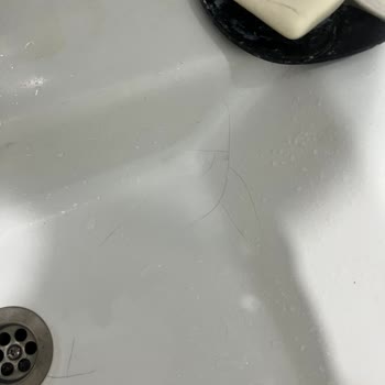 Banyo Lavabosundaki Kılcal Çatlaklar Can Sıkıyor