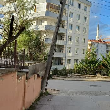 Bursa UEDAŞ'ın Tehlikeli Elektrik Direği Sorunu