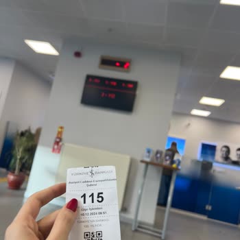 İş Bankası Şubesinde Uzun Bekleme Süresi
