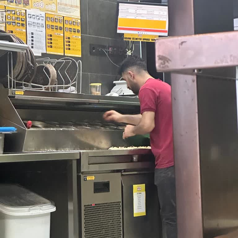 Hijyen Kurallarına Uymayan Pizza Hazırlığı