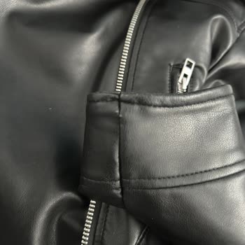 Zara Deri Ceketin Hızla Soyulması