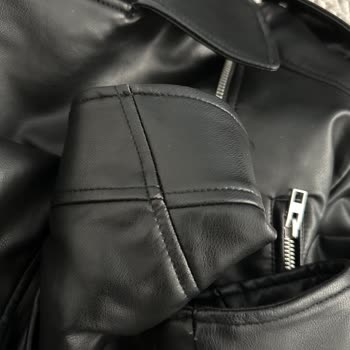 Zara Deri Ceketin Hızla Soyulması