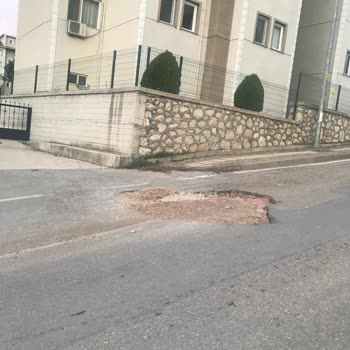 Derinleşen Çukur Araç Geçişini Zorlaştırıyor