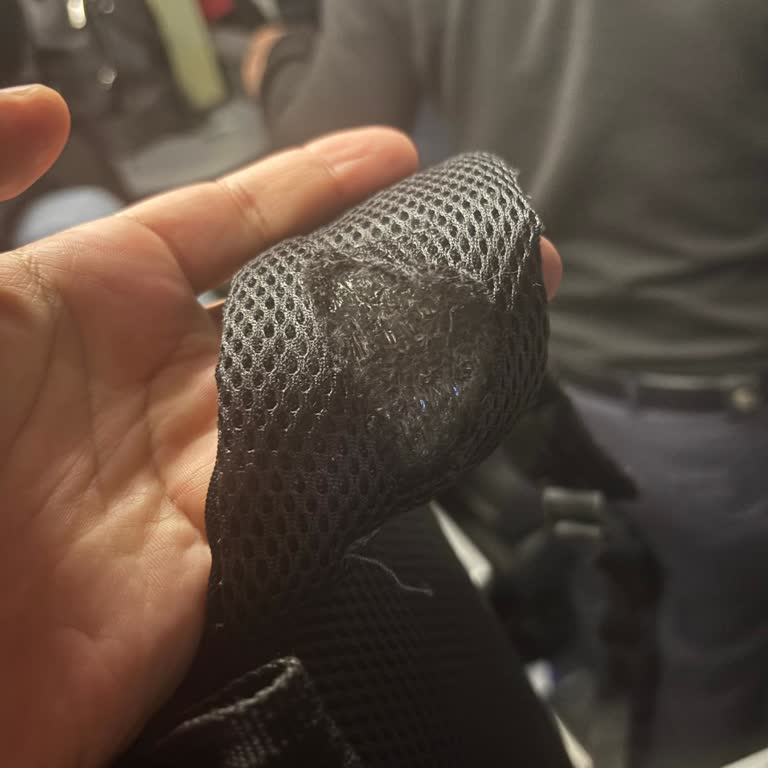 Dikkatsizlik Ve İlgisizlik Yüzünden Çantam Yırtıldı