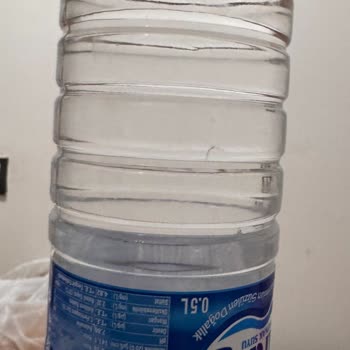 Su Şişesinde Plastik Parçaları Tehlikesi