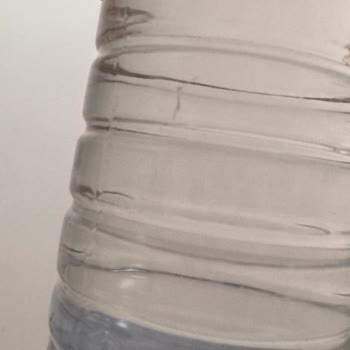 Su Şişesinde Plastik Parçaları Tehlikesi