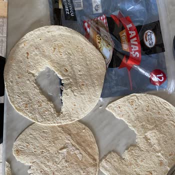 Küflü Lavaş Ekmeği Ve Zor Ayrılan Parçalar