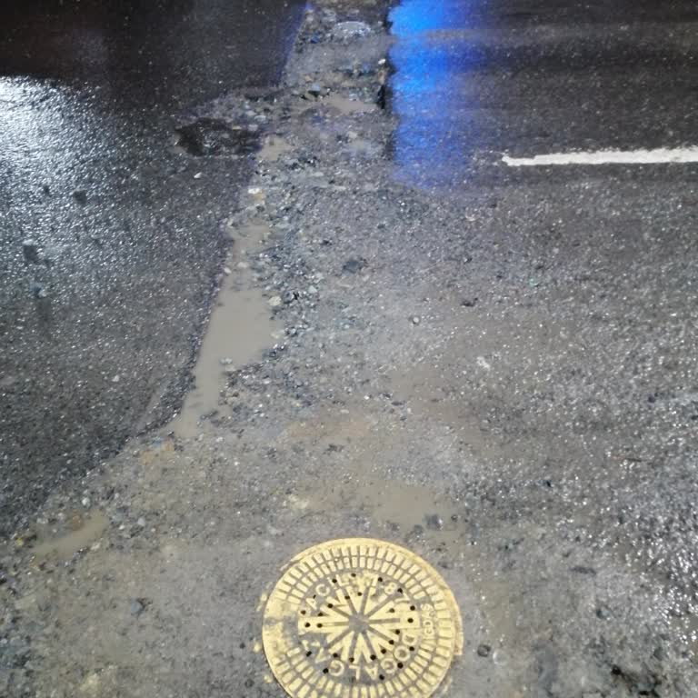 İGDAŞ'ın Açık Bıraktığı Çukur Araçlar İçin Tehlike Oluşturuyor