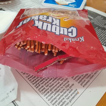 BİM'den Aldığım Krakerden Karton Parçası Çıktı