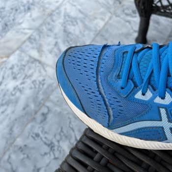 Asics Ayakkabıda Beklenmedik Yırtıklar