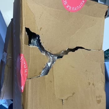 Kusurlu Kargo Ve Yetersiz Müşteri Hizmetleri