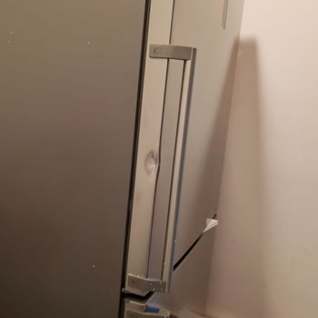 Hasarlı Buzdolabı Ve Çözülmeyen Sorunlar