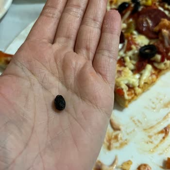 Şok Marketler Lezztat Pizzadan Zeytin Çekirdeği Çıktı
