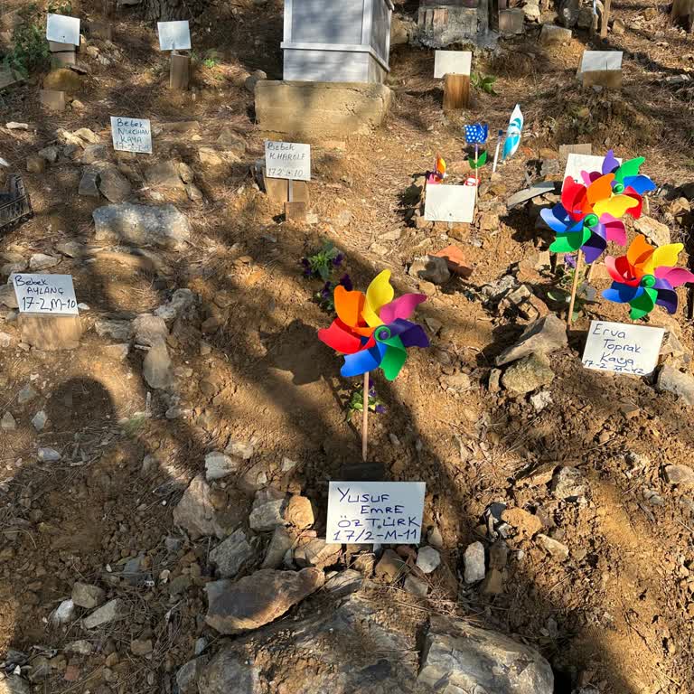 Çocuk Mezarlığındaki Düzensizlik Ve Duyarsızlık