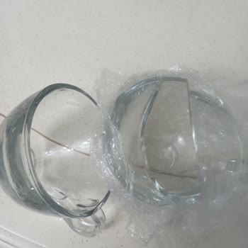 Dolap Kırık Kupalar Ve İlgisiz Destek