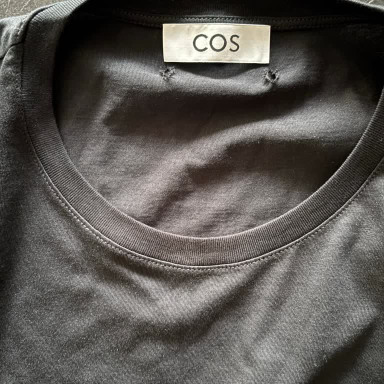 Cos футболка: проблема с этикеткой