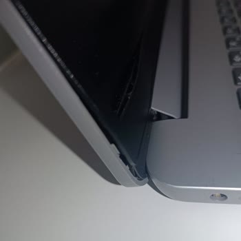 Lenovo Menteşe Sorunu Tekrarlıyor: Sol Menteşe Çatırdamaları