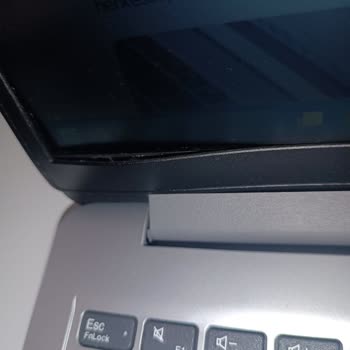 Lenovo Menteşe Sorunu Tekrarlıyor: Sol Menteşe Çatırdamaları