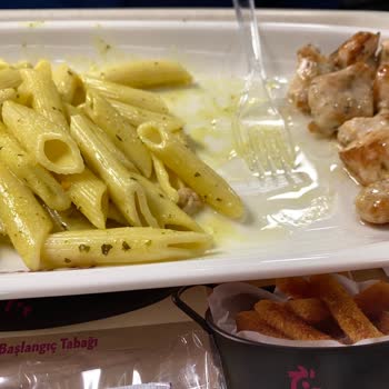 Tavuk Dünyası'nda Yağlı Yemek Ve Plastik Servis Şoku