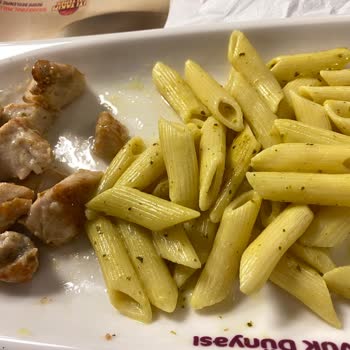 Tavuk Dünyası'nda Yağlı Yemek Ve Plastik Servis Şoku