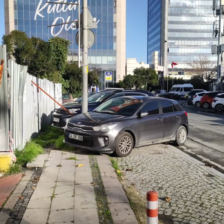 Kaldırımı İşgal Eden İspark Ve İlgisiz Belediye Yanıtı