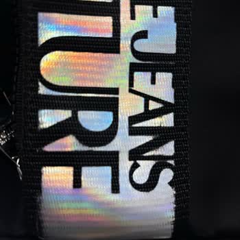 Поверхность сумки Versace повреждена после минимального использования