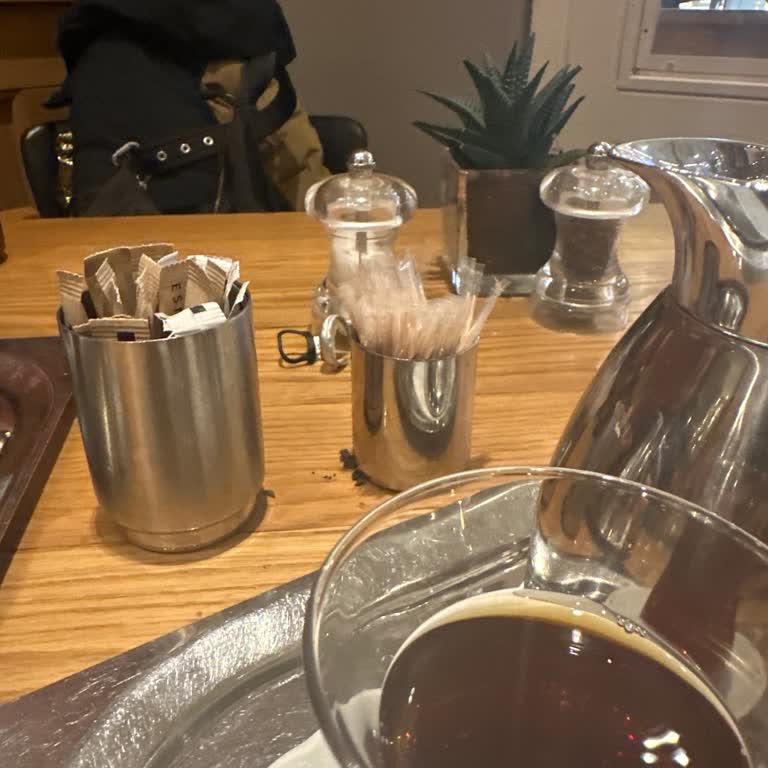 Akasya Cafe35'te Bayat Yemek Skandalı Ve Kötü Hizmet