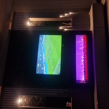 Kusurlu TV Ünitesi Ve İlgisiz Servis