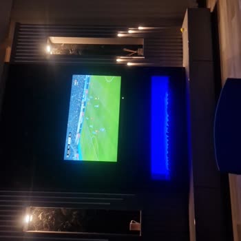 Kusurlu TV Ünitesi Ve İlgisiz Servis