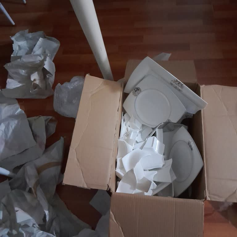 Kırık Yemek Takımlarıyla Gelen Hayal Kırıklığı