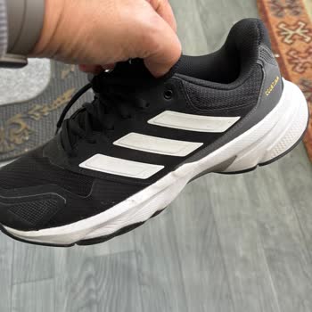 Kaygan Zemin Tehlikesi: Adidas Ayakkabı Sorunu