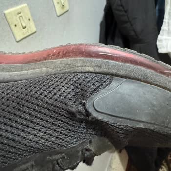 Problema con zapatos Skechers, agujeros tras 5 meses de uso cuidadoso