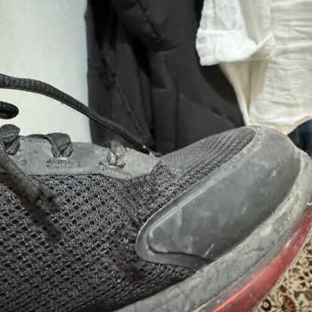 Problema con zapatos Skechers, agujeros tras 5 meses de uso cuidadoso